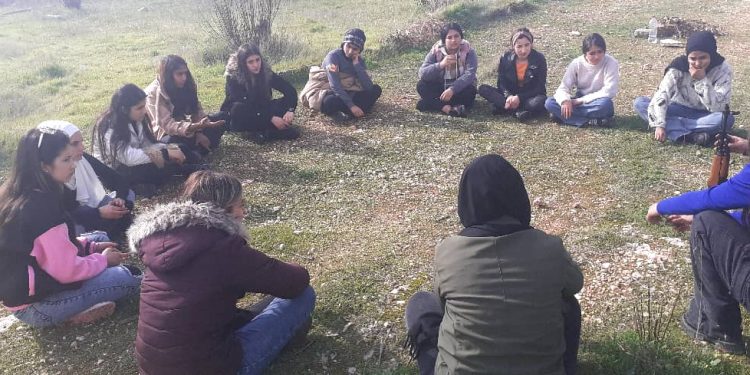 Jinên ciwan ên Helebê perwerdeya çek di Erka Xweparastinê de dibînin