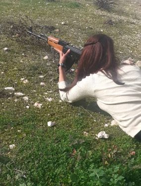 Jinên ciwan ên Helebê perwerdeya çek di Erka Xweparastinê de dibînin