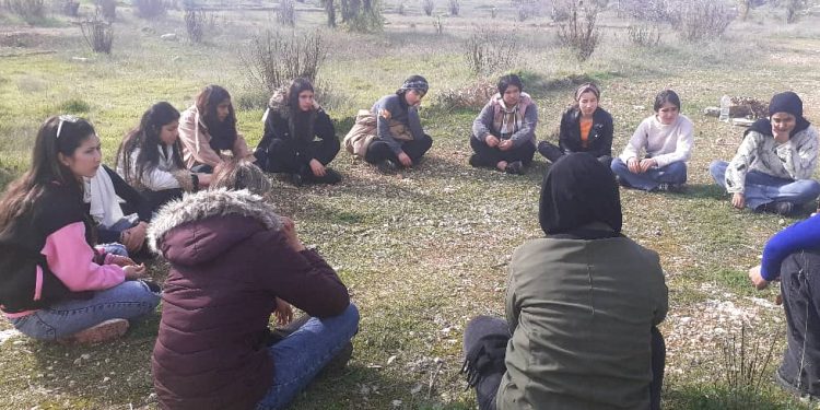 Jinên ciwan ên Helebê perwerdeya çek di Erka Xweparastinê de dibînin