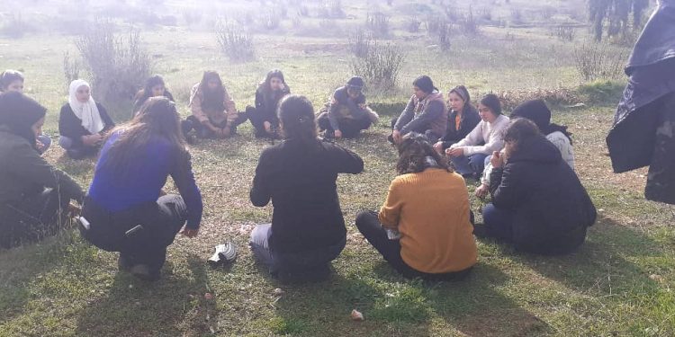 Jinên ciwan ên Helebê perwerdeya çek di Erka Xweparastinê de dibînin