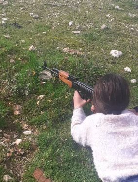 Jinên ciwan ên Helebê perwerdeya çek di Erka Xweparastinê de dibînin