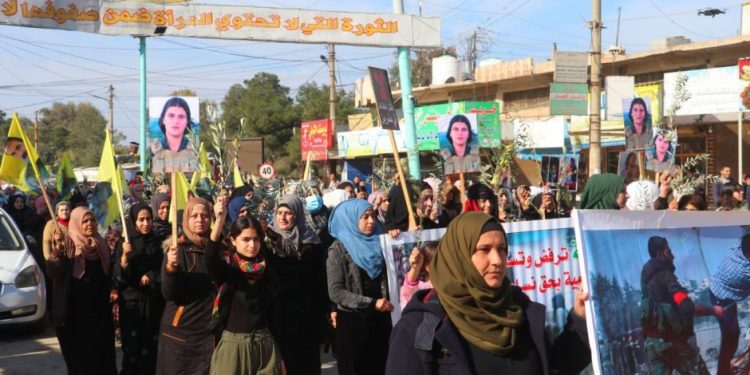 Gelê Tebqa ji bo Efrînê xwepêşandanekî li dar xist