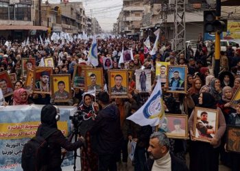 Di salvegera Rêveberiya Xweser de gelê Cizîrê bi meşekî girseyî helwestekî li hemberî dagirkeriyê da