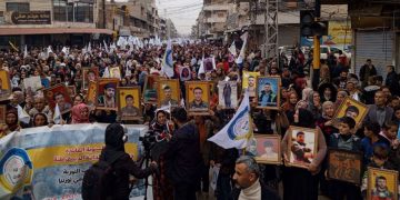 Di salvegera Rêveberiya Xweser de gelê Cizîrê bi meşekî girseyî helwestekî li hemberî dagirkeriyê da