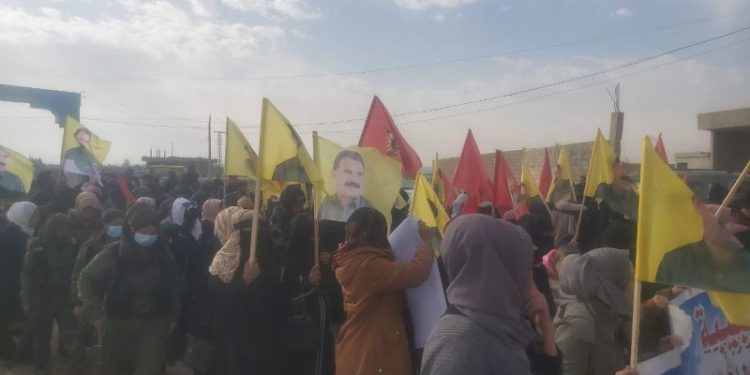 Ciwanên Dêrazorê li dijî dagirkeriyê Tirk meşiyan