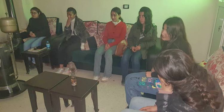 Jinên Ciwan ên Kobanê li ser pirsgirêkên ‘sosyal medya’ nîqaş dikin