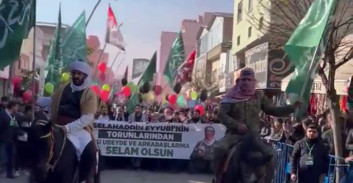 HÜDA PAR (Hizbullah) li Elîhê bi ala xîlafetê li ser hespan dimeşe!