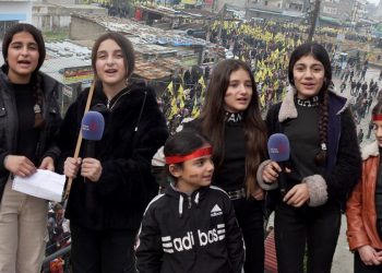 Bi helwestên ciwanan û dayikan meşa Qamişlo a bi deh hezaran li dijî Komployê