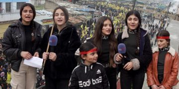 Bi helwestên ciwanan û dayikan meşa Qamişlo a bi deh hezaran li dijî Komployê