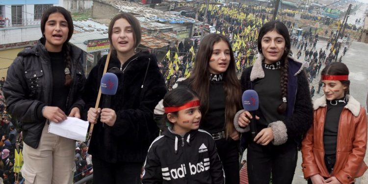 Bi helwestên ciwanan û dayikan meşa Qamişlo a bi deh hezaran li dijî Komployê