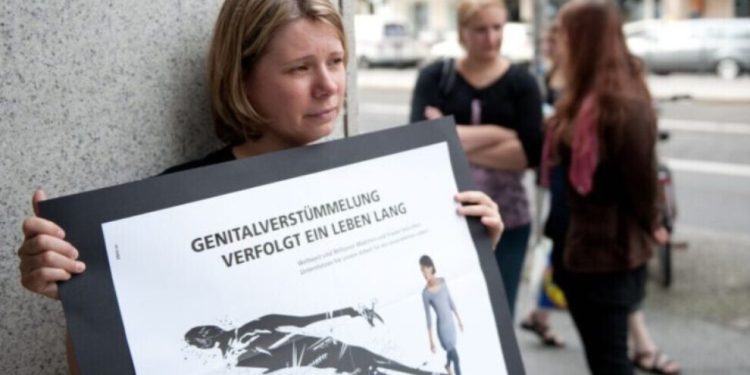 Li Elmanyayê nêzî 17 hezar zarokên keç dibin metirsiya sinetkirinê de ne