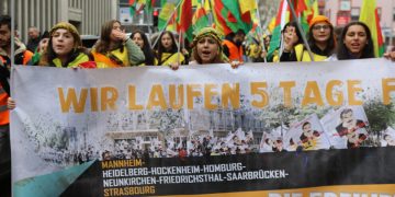 Ciwanên Kurdistanî li dijî komploya navneteweyî meşiyan