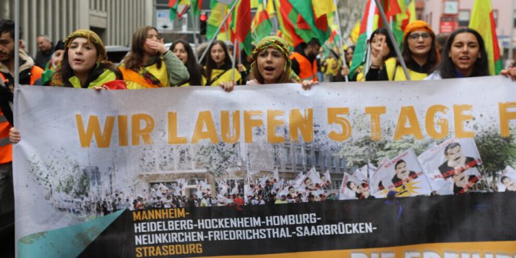 Ciwanên Kurdistanî li dijî komploya navneteweyî meşiyan