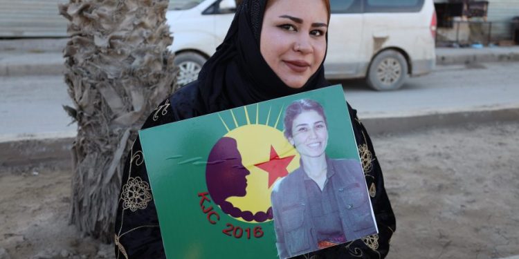 Şehîd Sara û Bişeng bi pêşengiya Yekitiya Jinên Ciwan bi meşekê hatin bîranîn