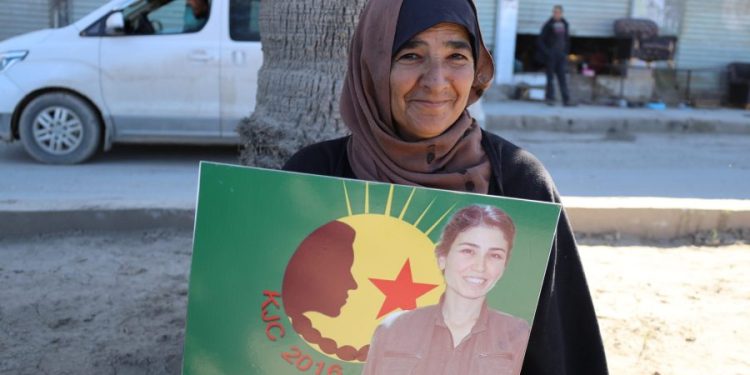 Şehîd Sara û Bişeng bi pêşengiya Yekitiya Jinên Ciwan bi meşekê hatin bîranîn