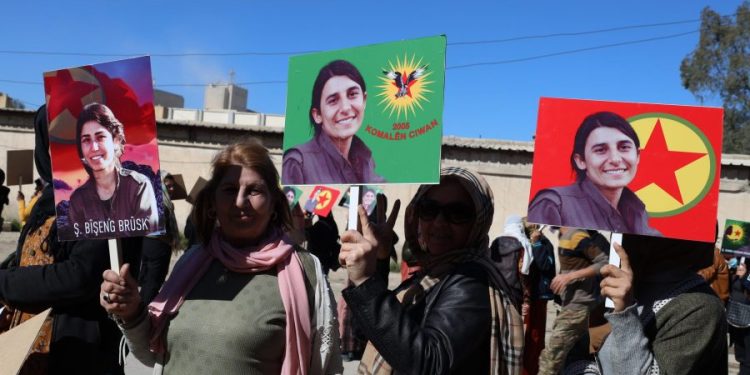 Şehîd Sara û Bişeng bi pêşengiya Yekitiya Jinên Ciwan bi meşekê hatin bîranîn