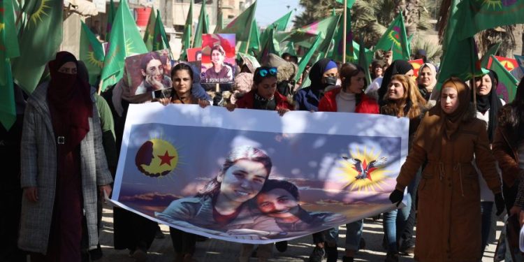 Şehîd Sara û Bişeng bi pêşengiya Yekitiya Jinên Ciwan bi meşekê hatin bîranîn