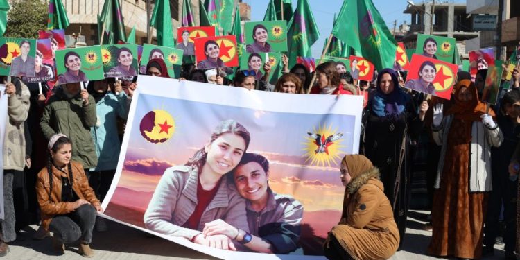 Şehîd Sara û Bişeng bi pêşengiya Yekitiya Jinên Ciwan bi meşekê hatin bîranîn