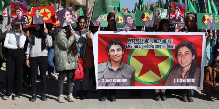 Şehîd Sara û Bişeng bi pêşengiya Yekitiya Jinên Ciwan bi meşekê hatin bîranîn