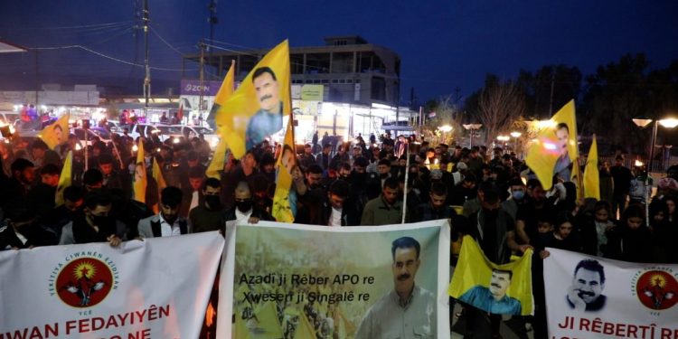 Ciwanên Şengalê bi dirûşmeya ‘kesek nikare Roja me tarî bike’ meşiyan