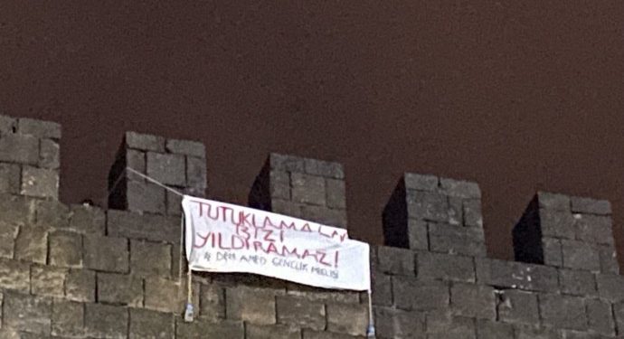 Ciwanan bi Sûrên Amedê ve pankart daliqandin