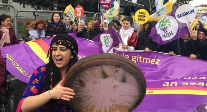 TJA dê bi dirûşma ‘Bi jin, jiyan, azadiyê ber bi 8’ê Adarê ve’ li qadan be