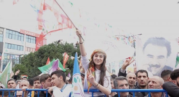 Di mitînga Esenyurtê de posterê Rêber APO hate vekirin