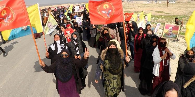 Jin û ciwanên Ereb li dijî Komploya Navneteweyî meşiyan