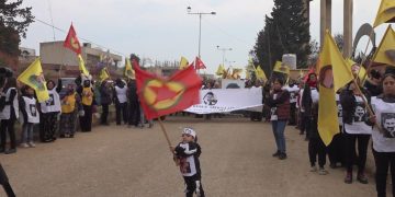 Meşekî girseyî li dijî Komployê Navnetewî bi pêşengtiya ciwanên Dirbêsiyê hat li darxistin