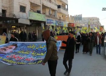 Gelê Minbicê ji bo daxwaza azadiya Rêber Apo meşekî li darxist