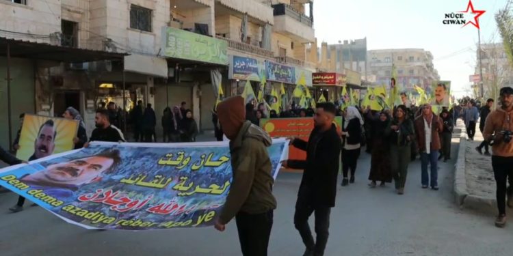 Gelê Minbicê ji bo daxwaza azadiya Rêber Apo meşekî li darxist