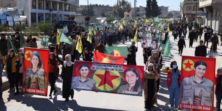 Xelkê kantona Firatê li dijî êrişên li ser pêşengên tevgera ciwanan daket qadan