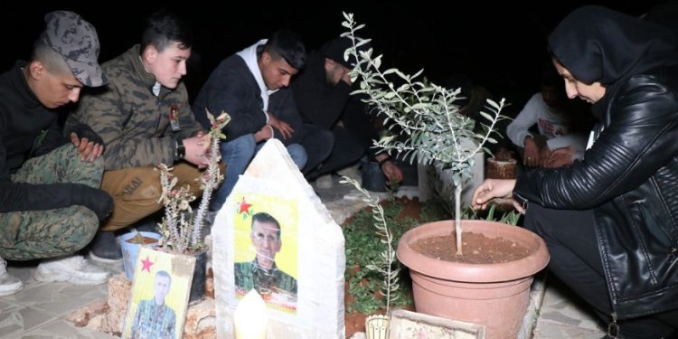 Yekitiya Jinên Ciwan a Helebê şehîd Sara û Bîşeng bi bîr anîn