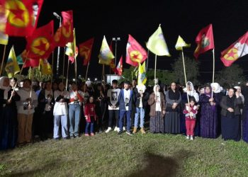 Bi pêşengtiya Ciwan, Jinên Ciwan, û Xwendevanên Azad, Xelkê Mexmûrê ji bo Rêber Apo daketin kolanan