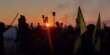 Jinên Ciwan ên Kampa Newroz li dijî komployê navnetewî xwepêşandanekî li dar xistin