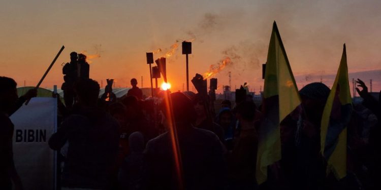 Jinên Ciwan ên Kampa Newroz li dijî komployê navnetewî xwepêşandanekî li dar xistin