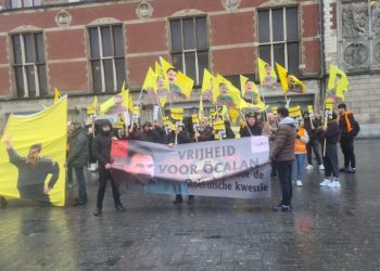 Astengiya polîsan a li pêşiya meşa dirêj a Amsterdamê