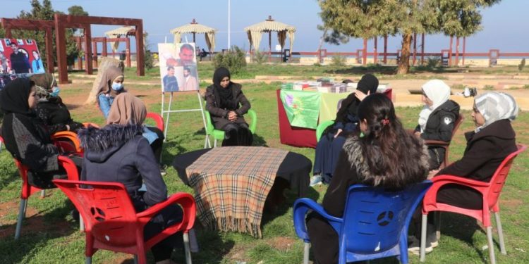 Jinên Ciwan ên Tebqa parêznameyê 5’emîn a Rêber Apo dixwînin