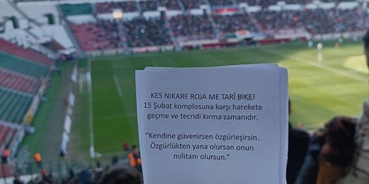 Di Maça Sporê ya Amedê de dirûşmên “Bijî Serok Apo” û belavokên ciwanan!
