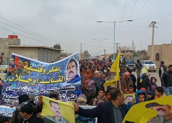 Ciwan û şêniyên Dêrazor Komploya Navneteweyî ya li dijî Rêber Apo şermezarkirin