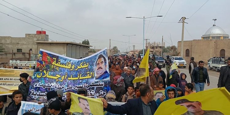 Ciwan û şêniyên Dêrazor Komploya Navneteweyî ya li dijî Rêber Apo şermezarkirin