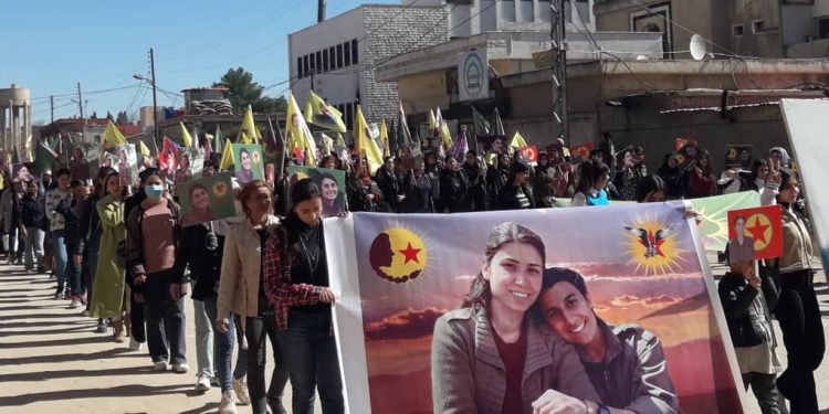 Di bin pêşengtiya YJC de ji bo bîranîna şehîdên pêşeng ên tevgera ciwanan gelê Dirbêsiyê daket qadan