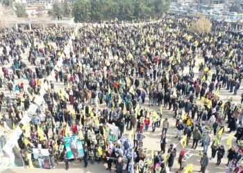 Li Dêrikê bi deh hezar kes ji bo şermezarkirina Komploya 15’ê sibatê meşiyan.
