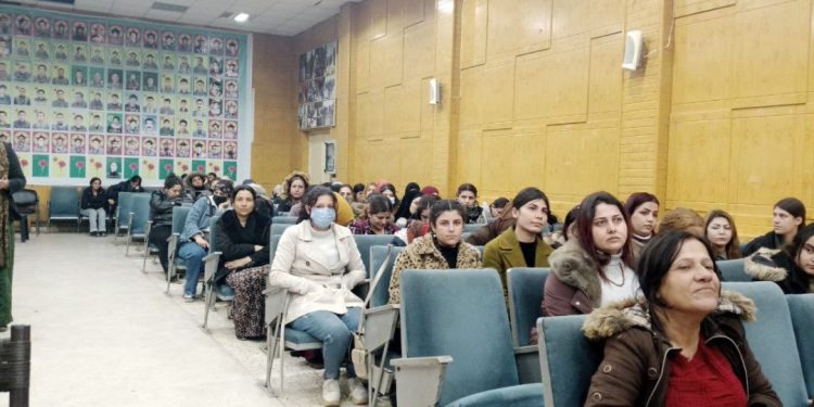 Li Dirbesiyê panelek li ser komplo hat li darxistin