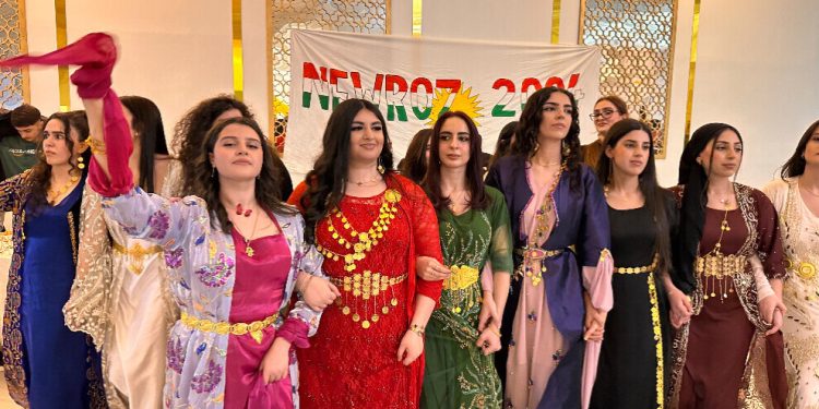 Li Îngilistanê xwendekaran agirê Newrozê yê îsal vêxistin