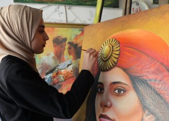 Bi wêneyên xwe xwedî li nirxên civakî û dîrokî derdikeve