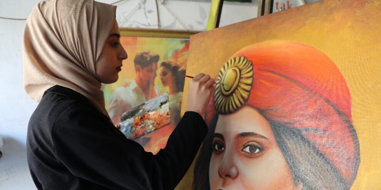 Bi wêneyên xwe xwedî li nirxên civakî û dîrokî derdikeve