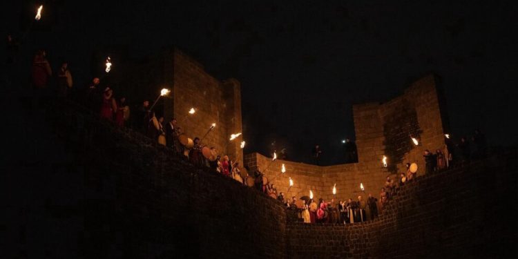 Li Bircên Amedê bi 75 erbaneyan pîrozbahiya Newrozê