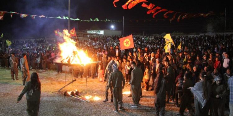 Mexmûriyan bi coşeke mezin agirê Newrozê gur kirin: Ev Newroza azadiya Rêber Apo ye