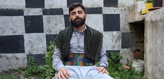 Bi cil û bergên xwe yên kurdî li her derê digere